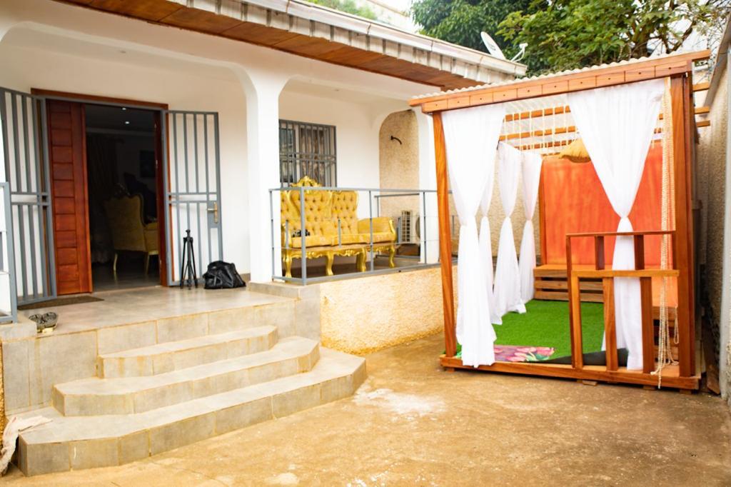 House (Villa) to rent - Yaoundé, Bastos, Golf - 1 living room(s), 2 bedroom(s), 2 bathroom(s) - 600 000 FCFA / month