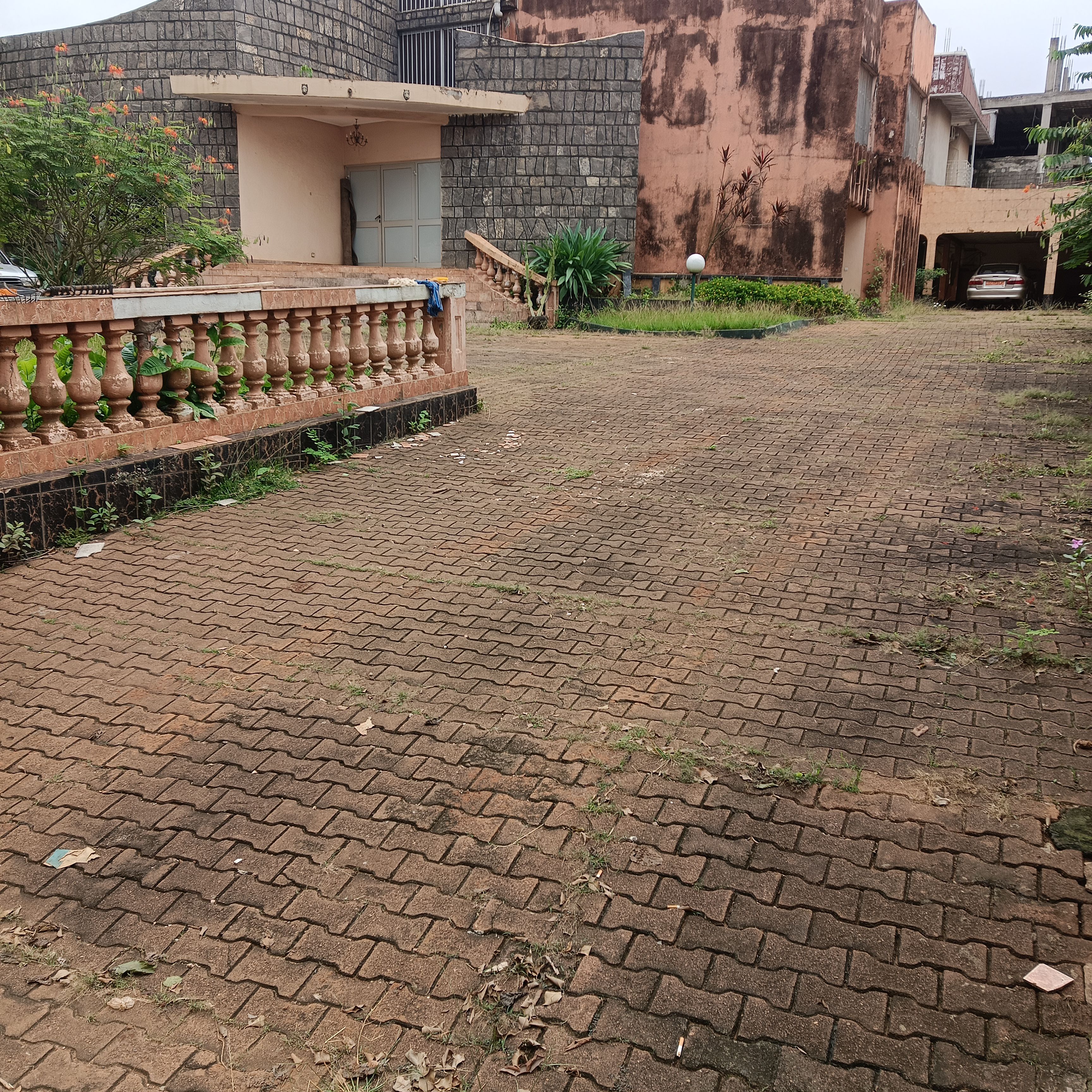 Office to rent at Yaoundé, Bastos, Bastos - 1000 m2 - 3 500 000 FCFA