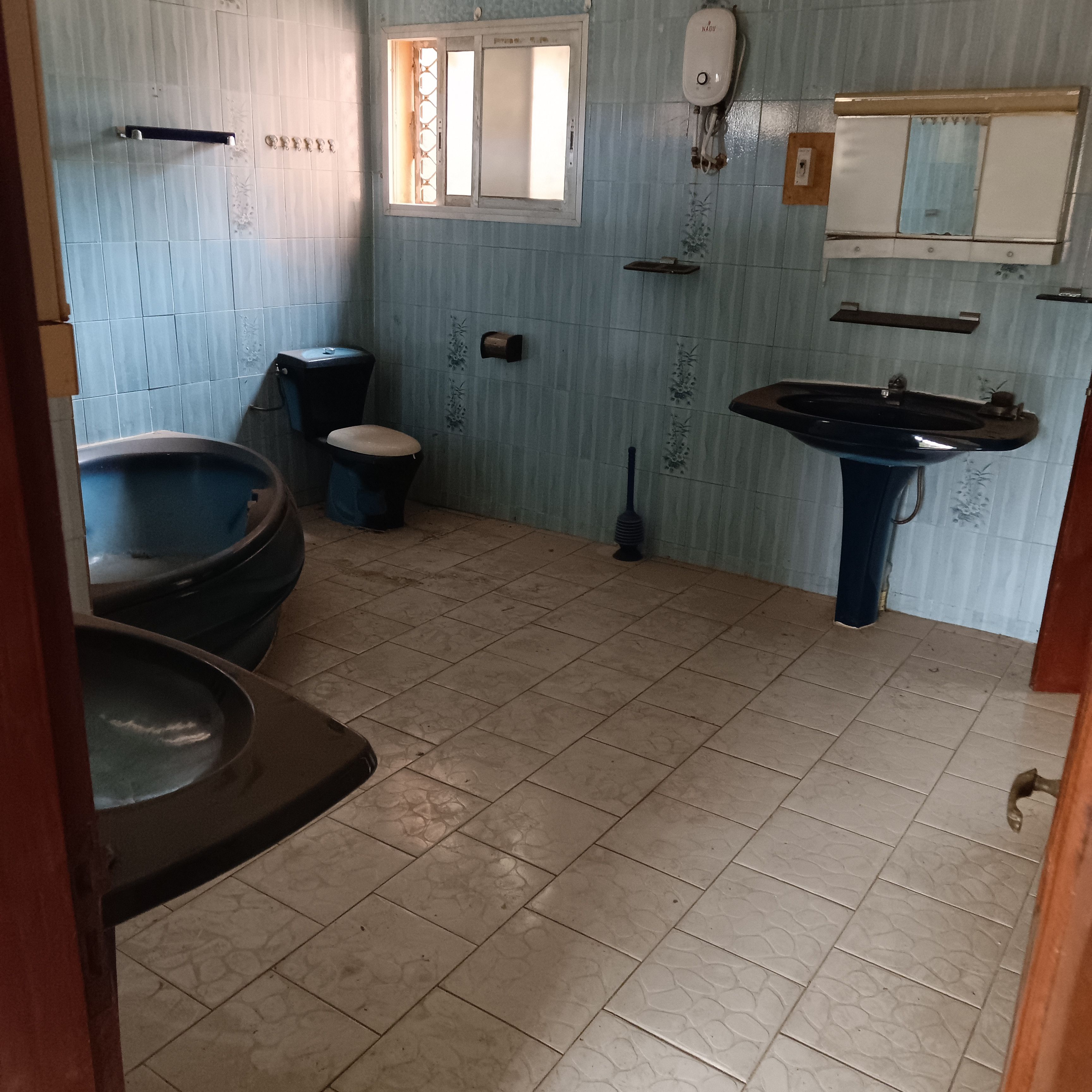 Office to rent at Yaoundé, Bastos, Bastos - 1000 m2 - 3 500 000 FCFA