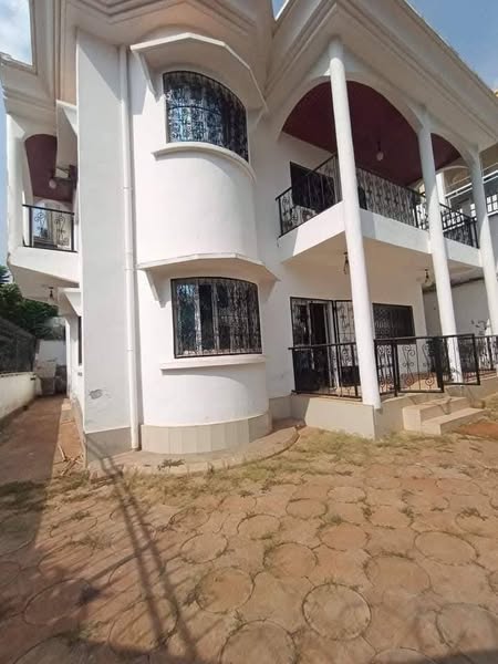 House (Duplex) to rent - Yaoundé, Bastos, bastos - 2 living room(s), 4 bedroom(s), 4 bathroom(s) - 1 000 000 FCFA / month