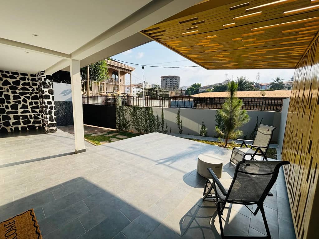 House (Duplex) to rent - Yaoundé, Centre administratif, Dragage - 1 living room(s), 4 bedroom(s), 5 bathroom(s) - 3 000 000 FCFA / month