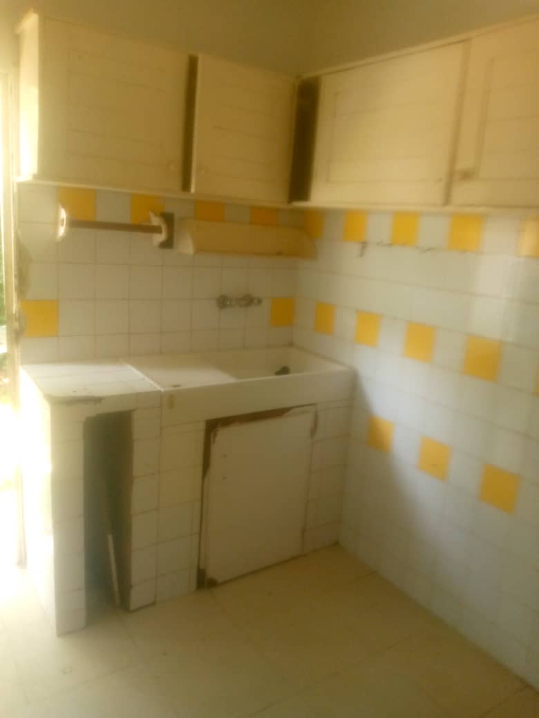 House (Villa) to rent - Douala, Bonapriso, Bonapriso - 2 living room(s), 4 bedroom(s), 2 bathroom(s) - 500 000 FCFA / month