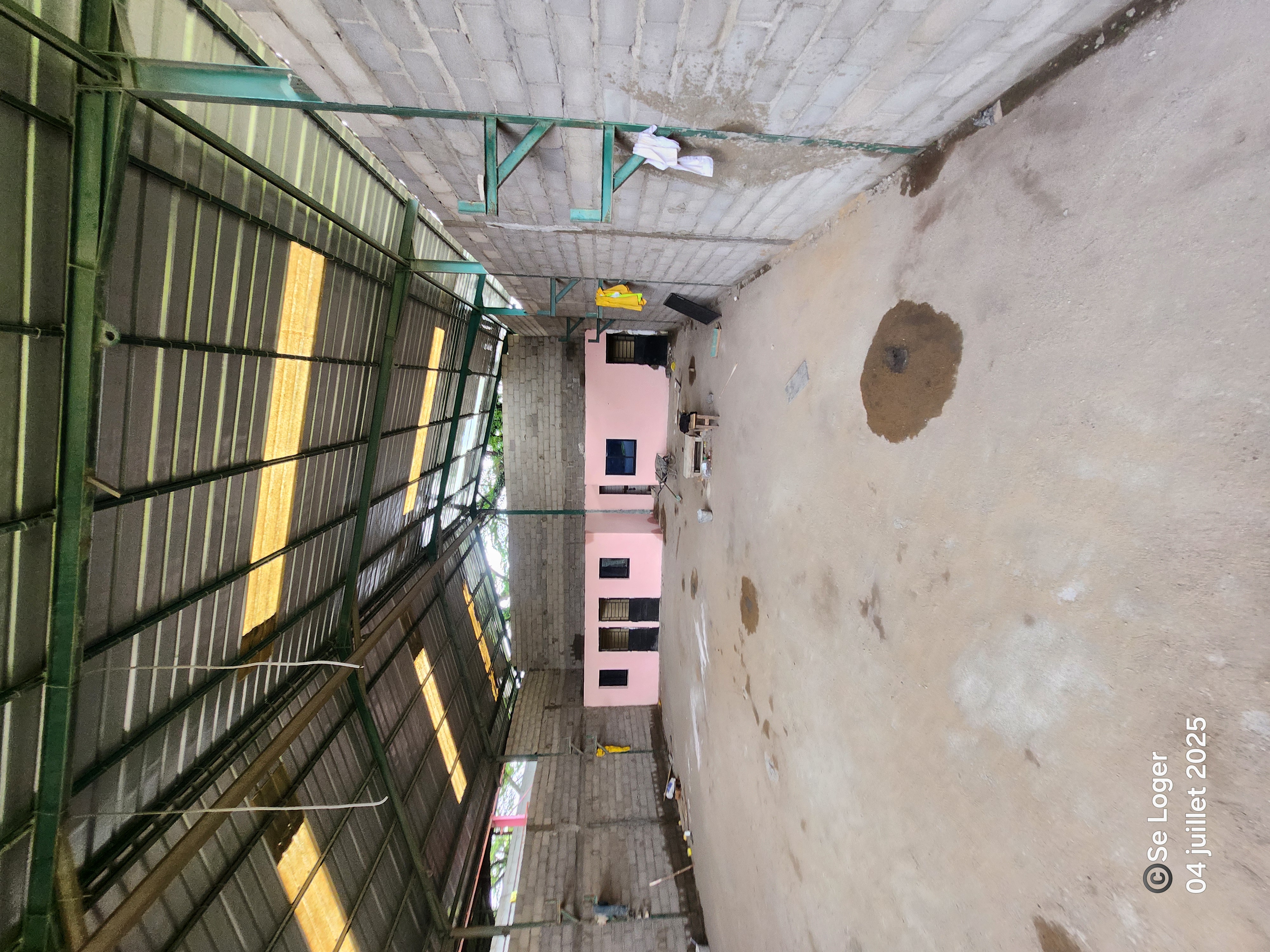 Store to rent at Douala, Port, Bonaberi - 1200 m2 - 1 500 000 FCFA
