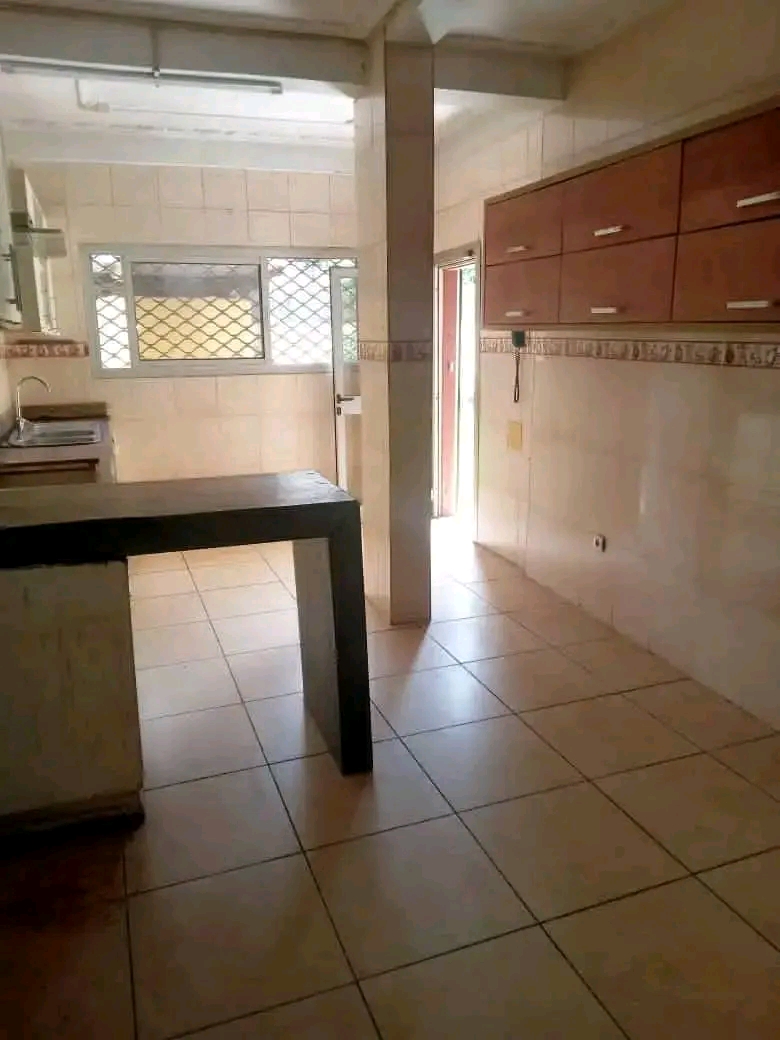House (Villa) to rent - Douala, Bonanjo, bonanjo - 1 living room(s), 4 bedroom(s), 3 bathroom(s) - 1 500 000 FCFA / month
