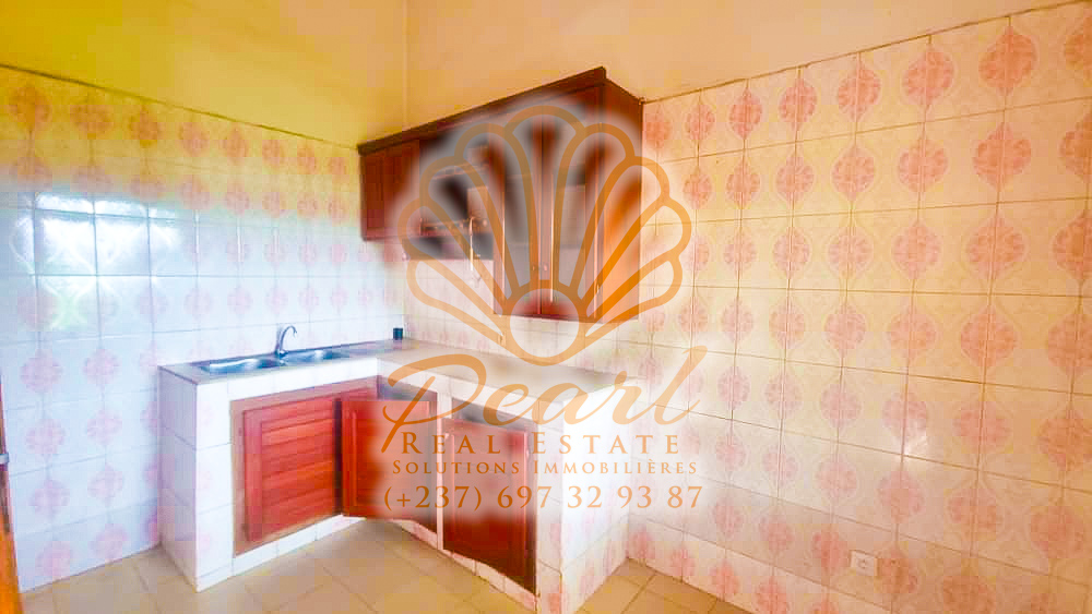 Appartement à louer - Yaoundé, Bastos, Nouvelle route Bastos - 1 salon(s), 3 chambre(s), 3 salle(s) de bains - 350 000 FCFA / mois
