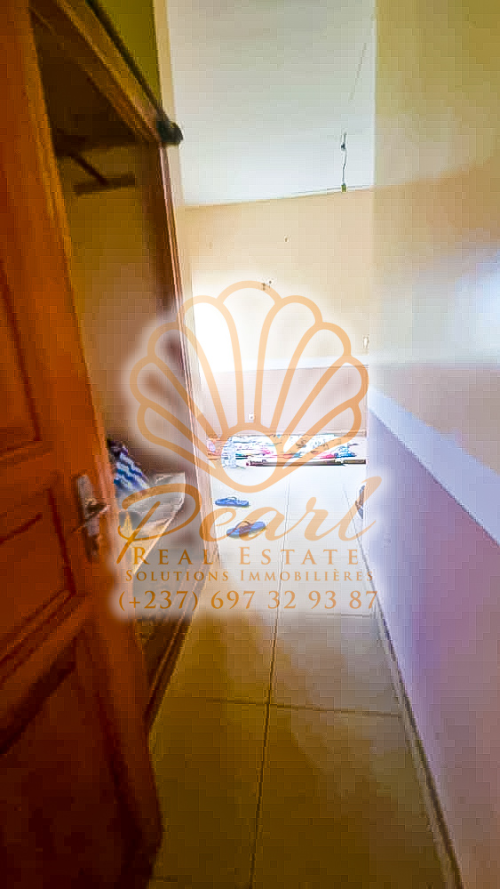 Appartement à louer - Yaoundé, Bastos, Nouvelle route Bastos - 1 salon(s), 3 chambre(s), 3 salle(s) de bains - 350 000 FCFA / mois