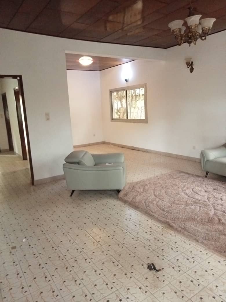 House (Villa) to rent - Yaoundé, Bastos, Bastos - 1 living room(s), 5 bedroom(s), 4 bathroom(s) - 1 500 000 FCFA / month