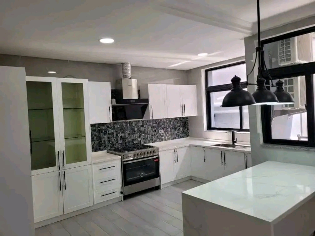 Apartment to rent - Yaoundé, Bastos, Bastos - 1 living room(s), 3 bedroom(s), 4 bathroom(s) - 1 800 FCFA / month