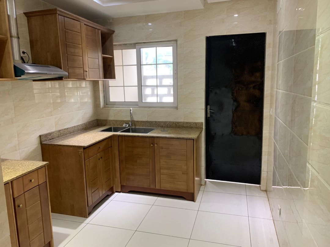 Apartment to rent - Yaoundé, Bastos, Bastos - 1 living room(s), 3 bedroom(s), 3 bathroom(s) - 1 300 000 FCFA / month