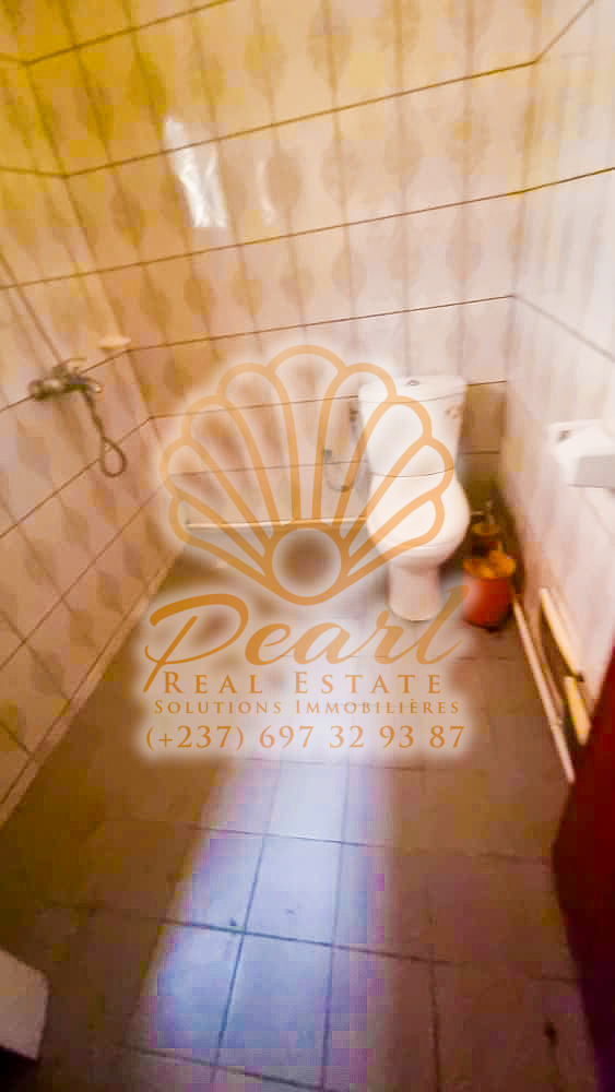 House (Duplex) to rent - Yaoundé, Bastos, Rond-point Bastos - 1 living room(s), 4 bedroom(s), 4 bathroom(s) - 550 000 FCFA / month