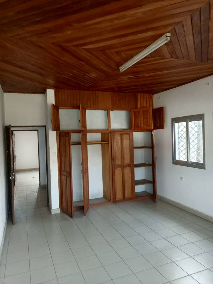 House (Duplex) to rent - Douala, Makepe, Lycee - 2 living room(s), 5 bedroom(s), 4 bathroom(s) - 600 000 FCFA / month