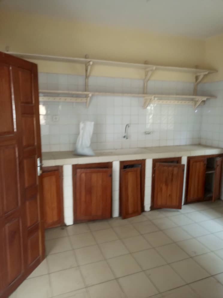 House (Duplex) to rent - Douala, Makepe, Lycee - 2 living room(s), 5 bedroom(s), 4 bathroom(s) - 600 000 FCFA / month