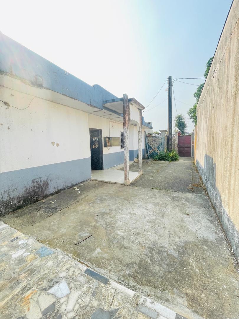 House (Villa) to rent - Douala, Bonamoussadi, PTI terrain - 1 living room(s), 3 bedroom(s), 3 bathroom(s) - 400 000 FCFA / month