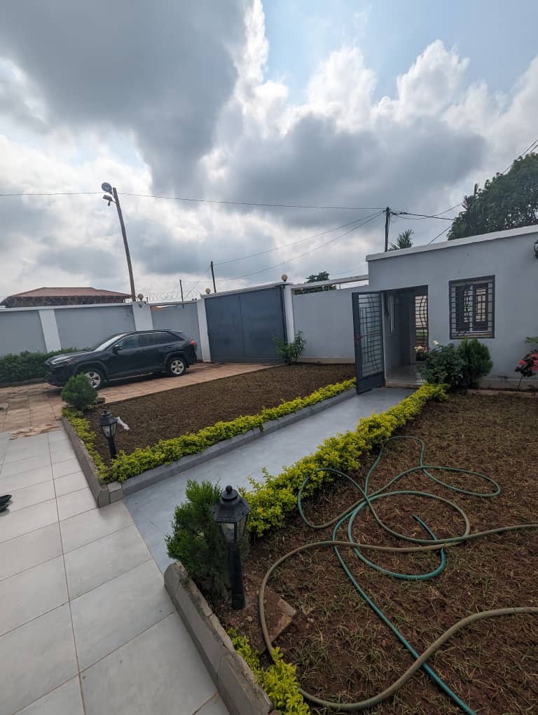 House (Villa) for sale - Yaoundé, Odza, Borne 12 - 1 living room(s), 4 bedroom(s), 3 bathroom(s) - 350 000 000 FCFA / month