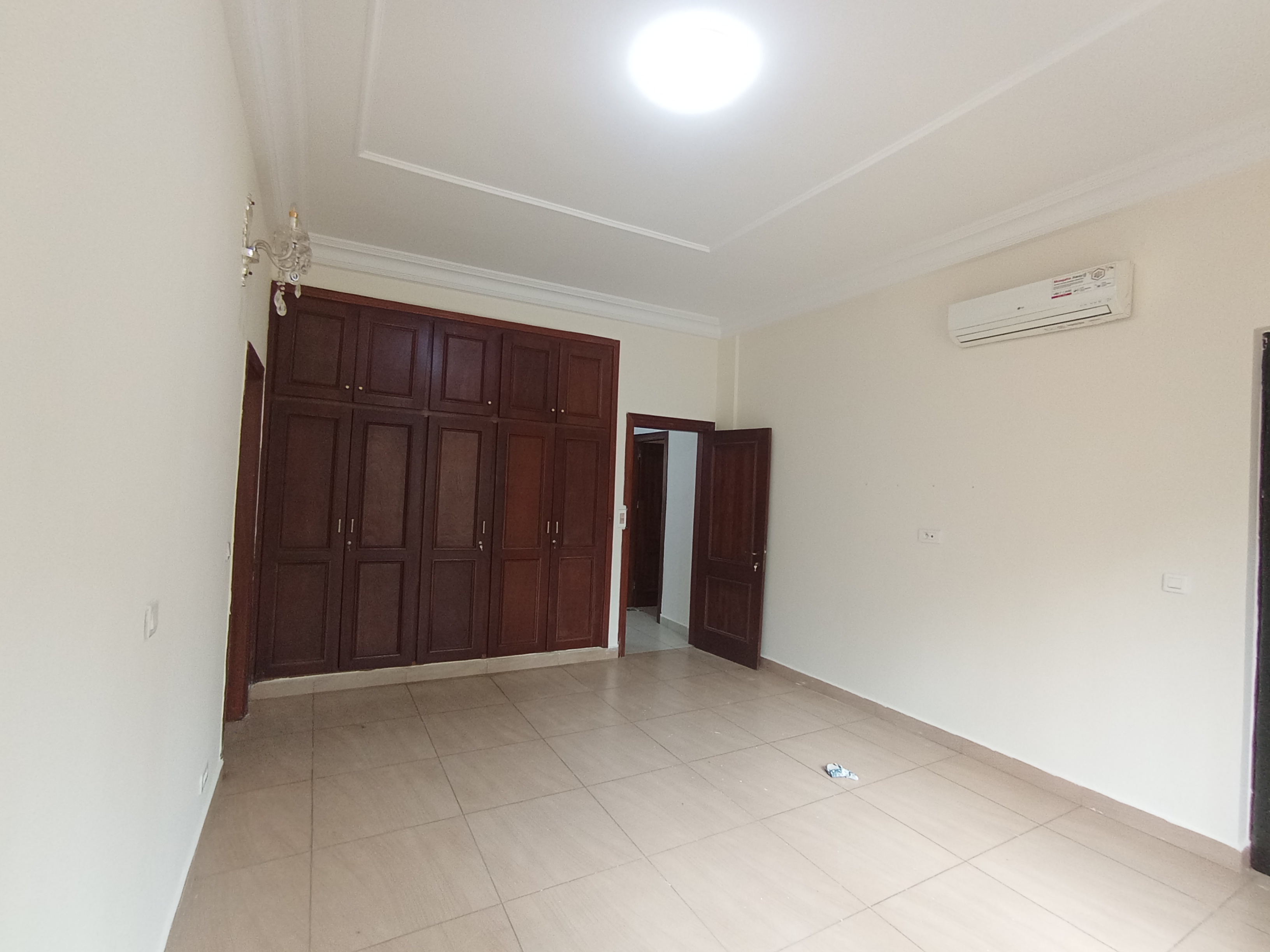 Appartement à louer - Yaoundé, Bastos, Bastos centre avec ascenseur et salle de sport - 1 salon(s), 2 chambre(s), 3 salle(s) de bains - 750 000 FCFA / mois