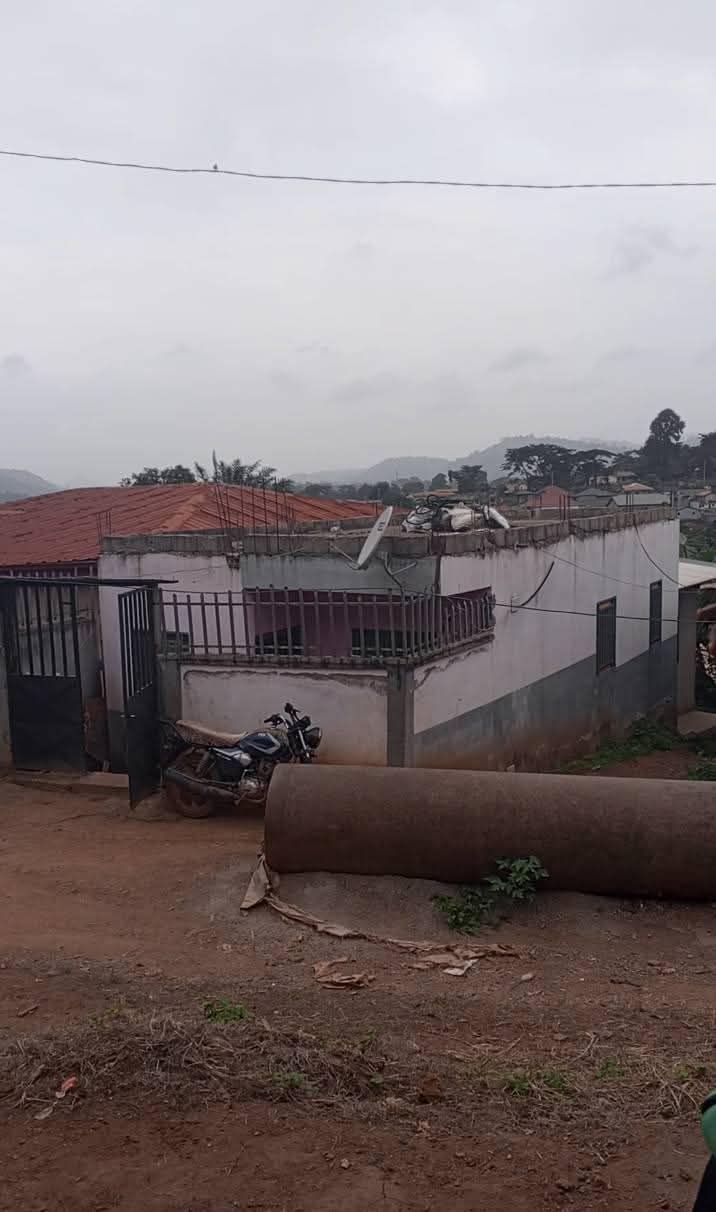 House (Wayside home) for sale - Yaoundé, Nkolbisson, CHO CHO !!! Urgent ? ? ?  9  MILLIONS POUR CETTE MAISON AVEC DALLE À NKOLBISSON, AU LIEU DIT LYCÉE. LA MAISON EST BÂTIE SUR 100 M². 2 chambres  2 douches  Salon  Salle à manger  Cuisine  Fondation prévue pour R+2. TERRAIN TITRÉ. - 1 living room(s), 2 bedroom(s), 1 bathroom(s) - 9 000 000 FCFA / month