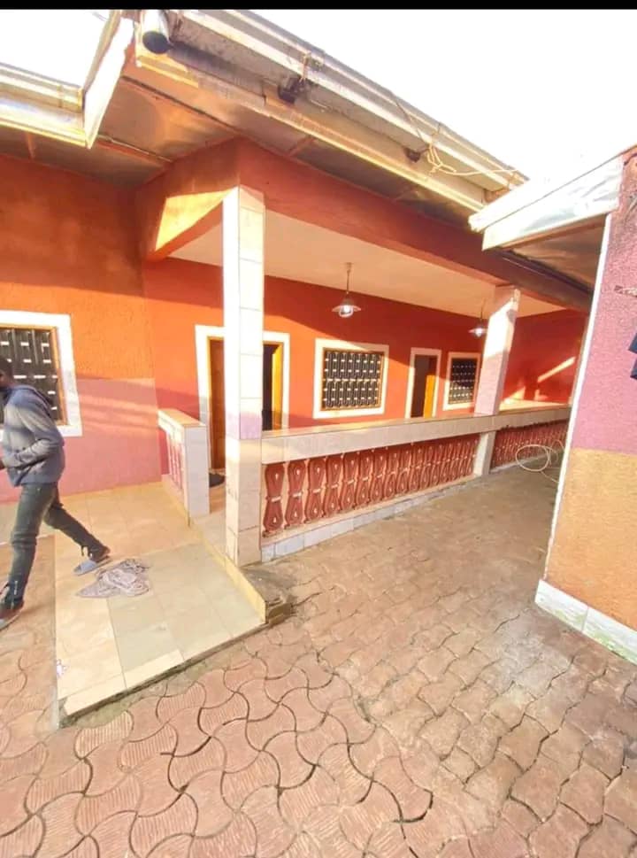 House (Villa) for sale - Yaoundé, Emana, Tradex - 2 living room(s), 4 bedroom(s), 3 bathroom(s) - 32 000 000 FCFA / month