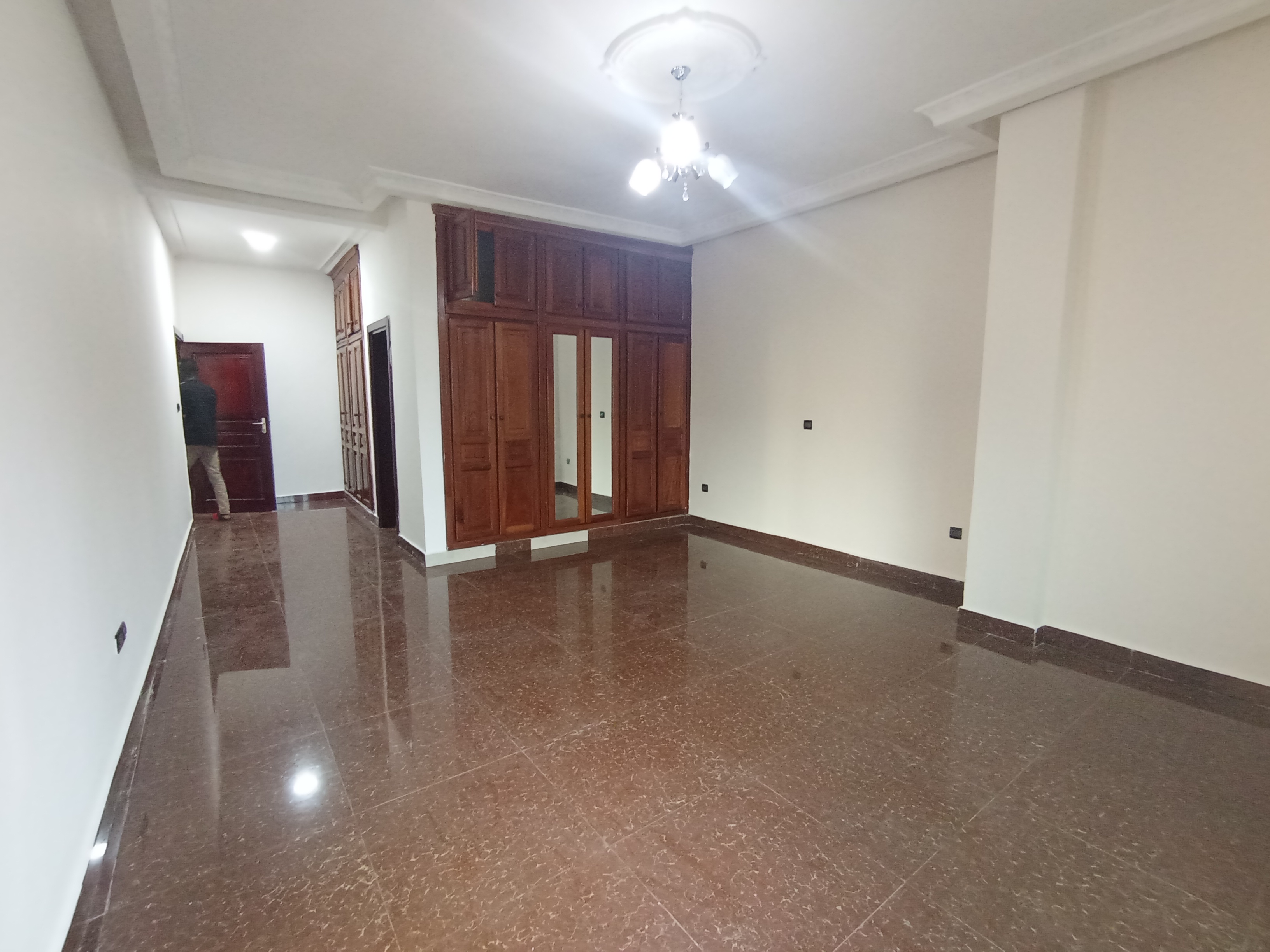 Appartement à louer - Yaoundé, Bastos, Bastos centre - 1 salon(s), 3 chambre(s), 3 salle(s) de bains - 550 000 FCFA / mois