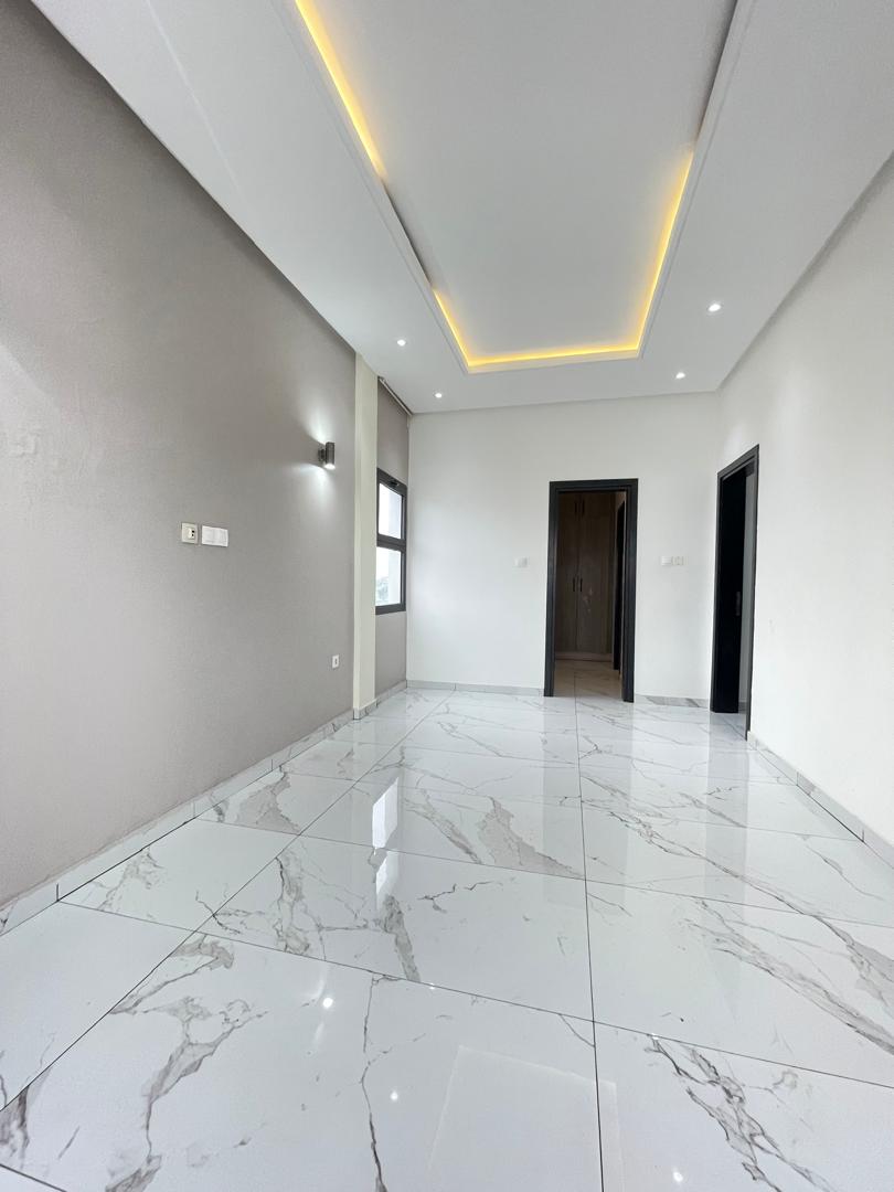 Apartment to rent - Douala, Logpom, Non loin de gabon bar - 1 living room(s), 3 bedroom(s), 4 bathroom(s) - 400 000 FCFA / month