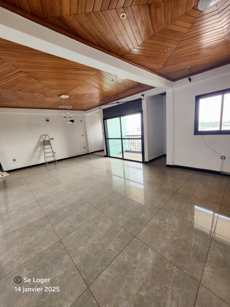 Apartment to rent - Douala, Bonamoussadi, M - 1 living room(s), 3 bedroom(s), 2 bathroom(s) - 400 000 FCFA / month