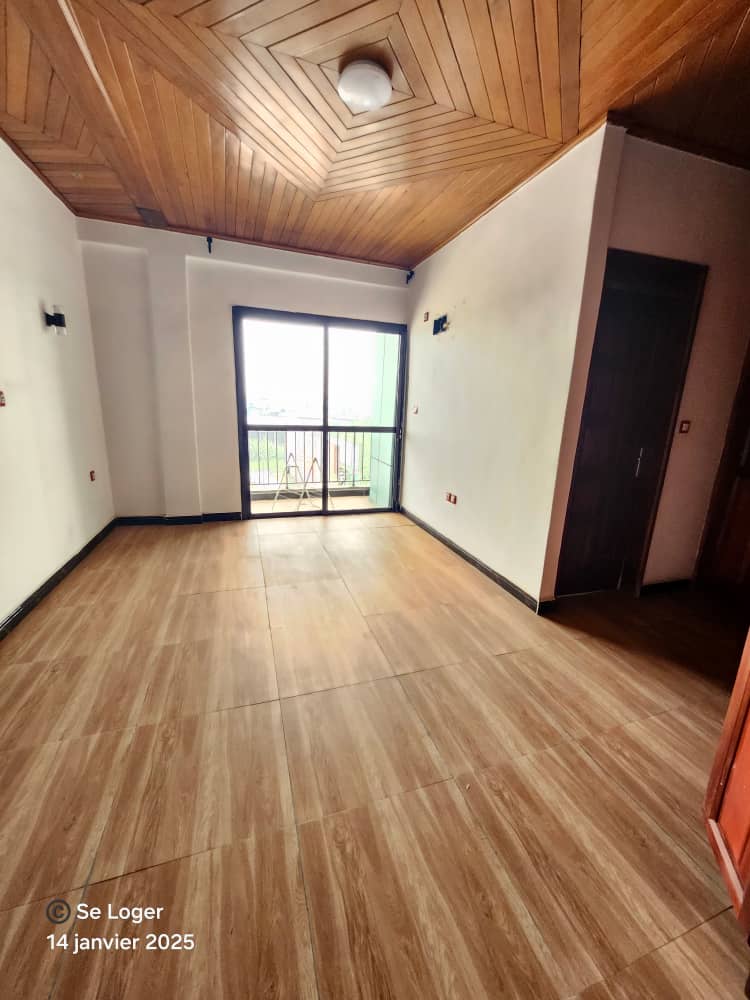 Apartment to rent - Douala, Bonamoussadi, M - 1 living room(s), 3 bedroom(s), 2 bathroom(s) - 400 000 FCFA / month