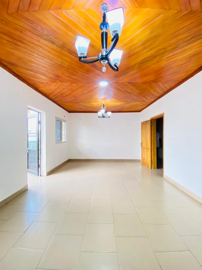 Apartment to rent - Douala, Bonamoussadi, Non loin de santa lucia - 1 living room(s), 2 bedroom(s), 2 bathroom(s) - 200 000 FCFA / month