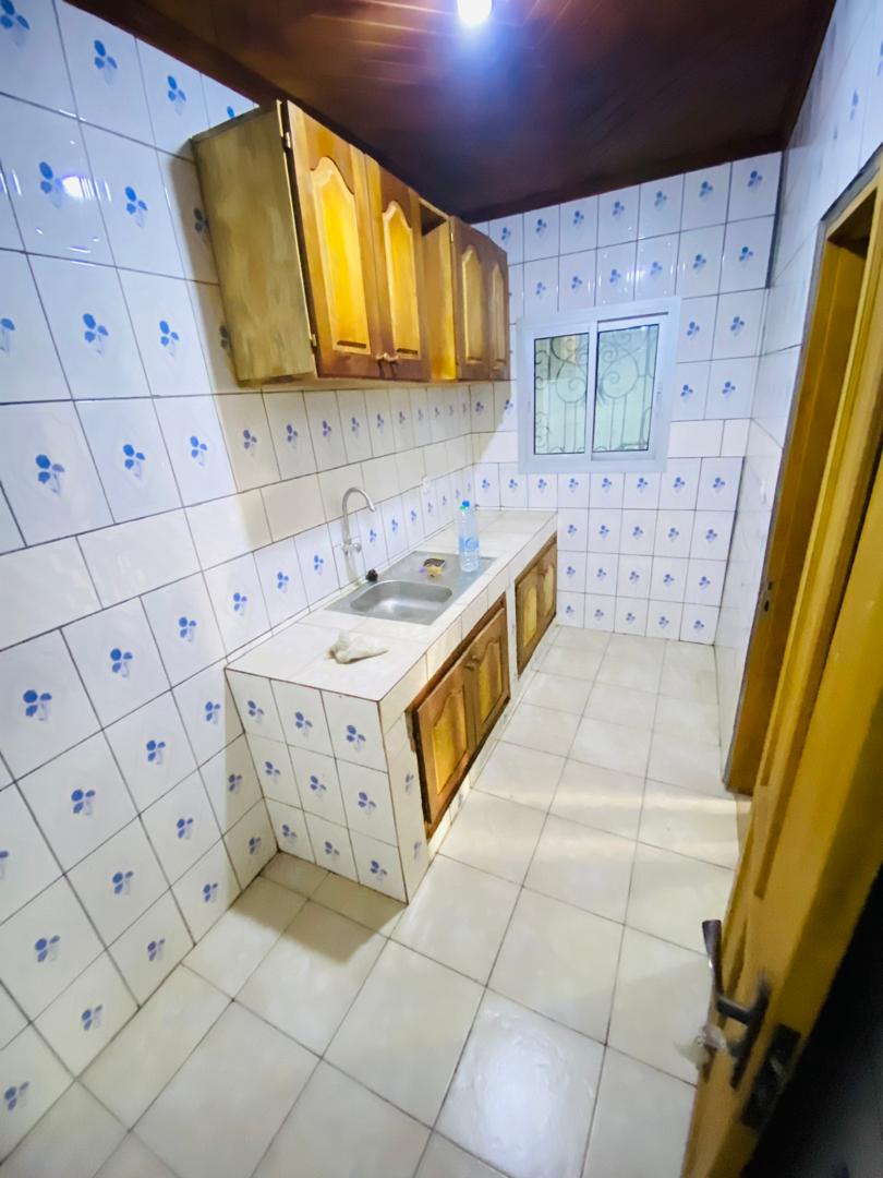 Apartment to rent - Douala, Bonamoussadi, Non loin de santa lucia - 1 living room(s), 2 bedroom(s), 2 bathroom(s) - 200 000 FCFA / month
