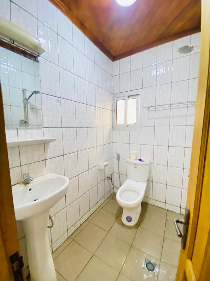Apartment to rent - Douala, Bonamoussadi, Non loin de santa lucia - 1 living room(s), 2 bedroom(s), 2 bathroom(s) - 200 000 FCFA / month