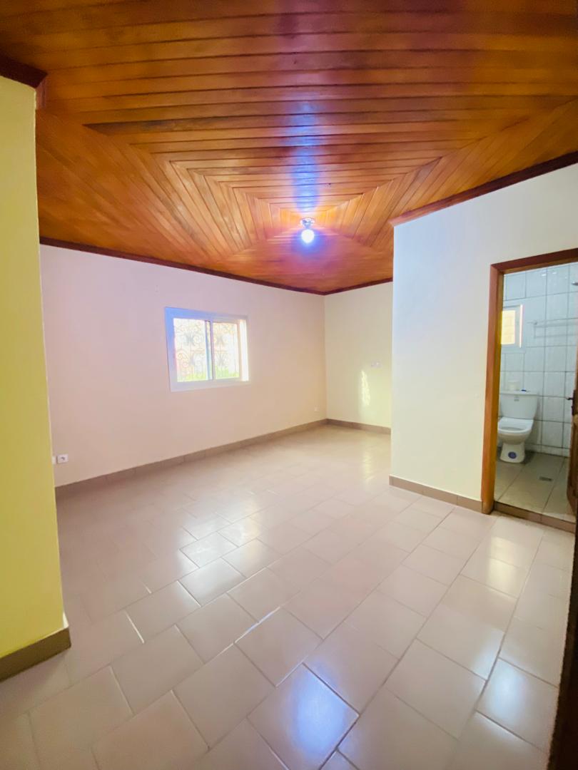 Apartment to rent - Douala, Bonamoussadi, Non loin de santa lucia - 1 living room(s), 2 bedroom(s), 2 bathroom(s) - 200 000 FCFA / month