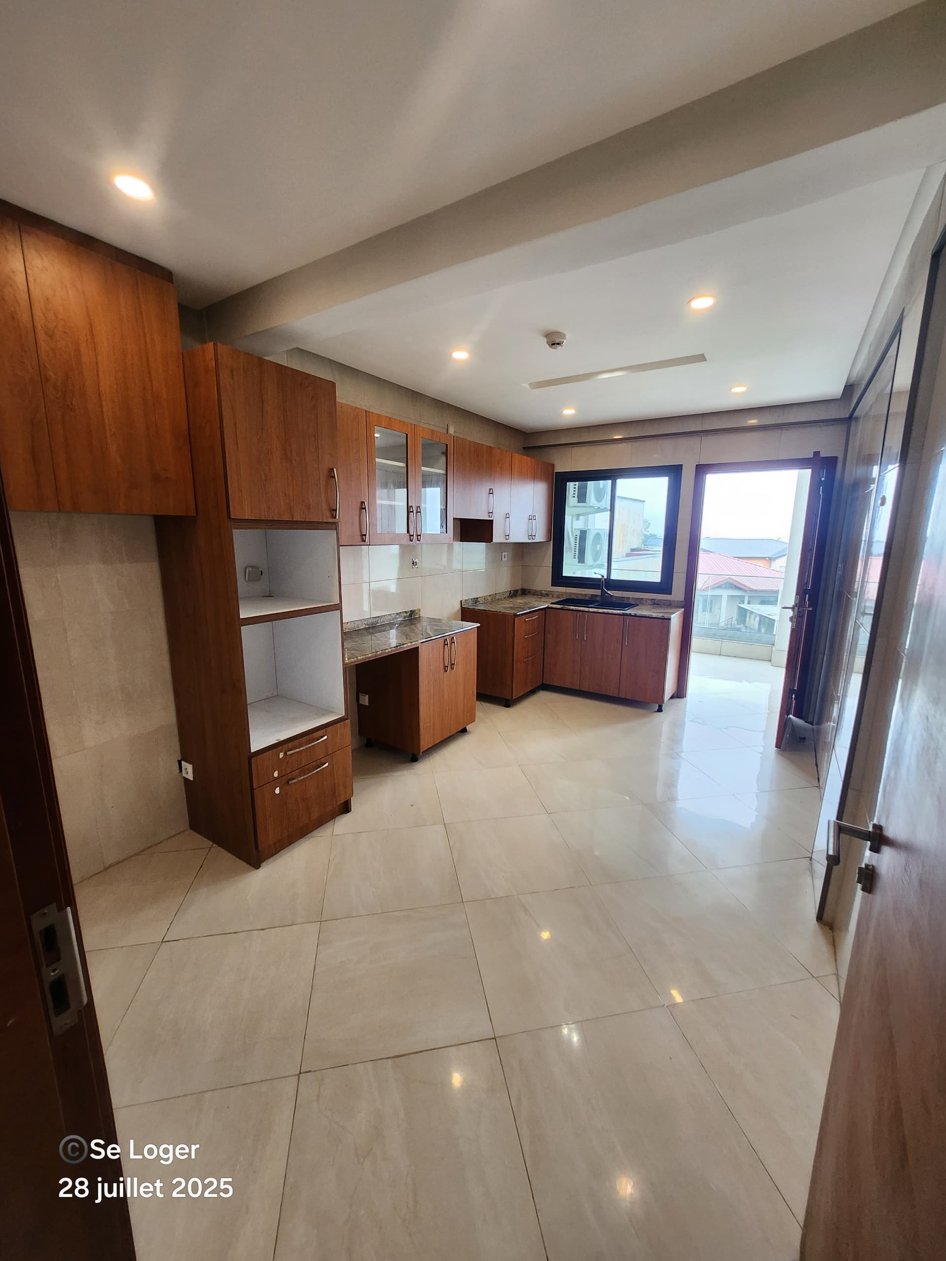 Apartment to rent - Douala, Bonapriso, H - 1 living room(s), 3 bedroom(s), 4 bathroom(s) - 1 500 000 FCFA / month