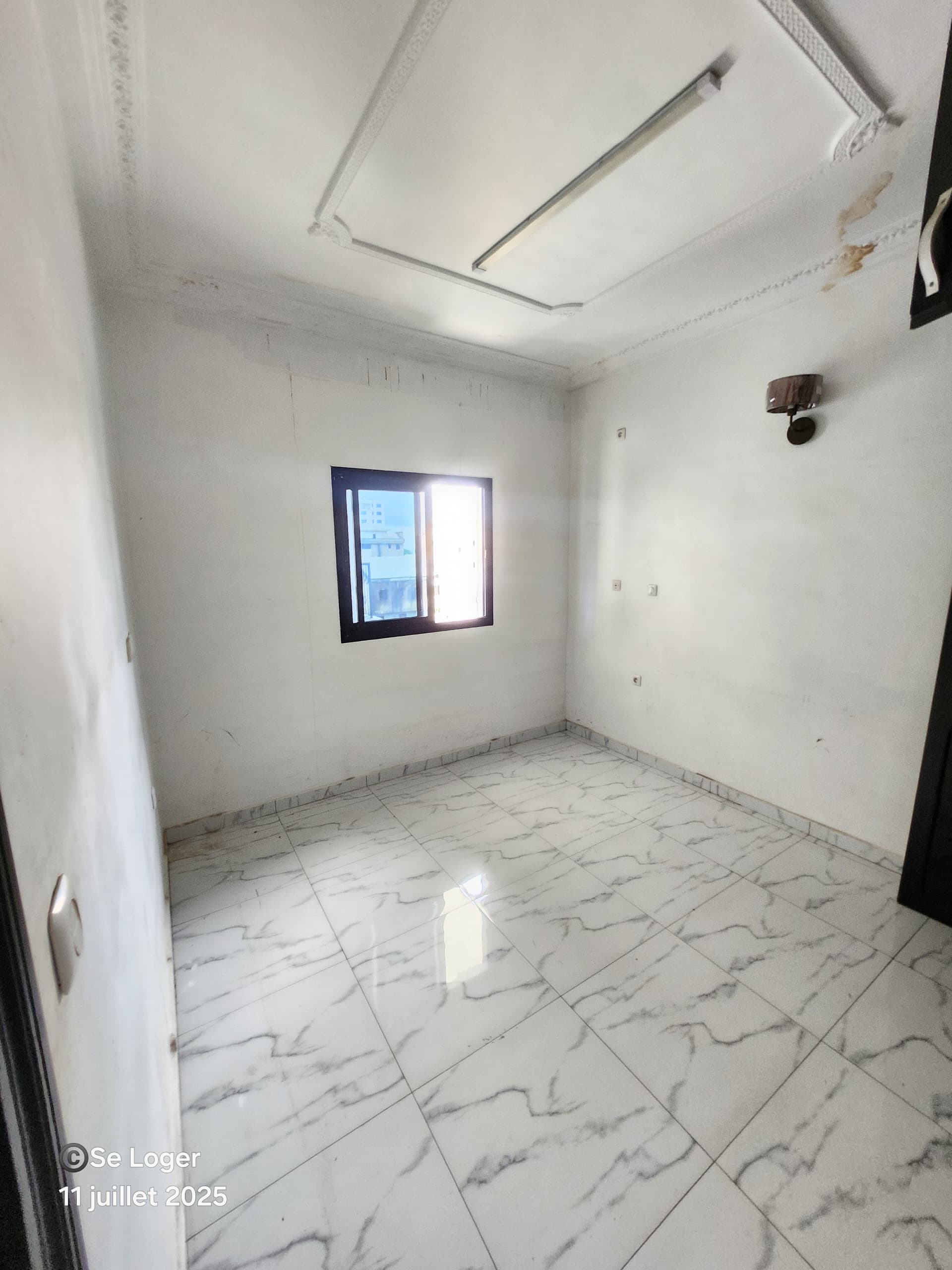 Apartment to rent - Douala, Kotto, En bordure de route - 1 living room(s), 2 bedroom(s), 2 bathroom(s) - 300 000 FCFA / month