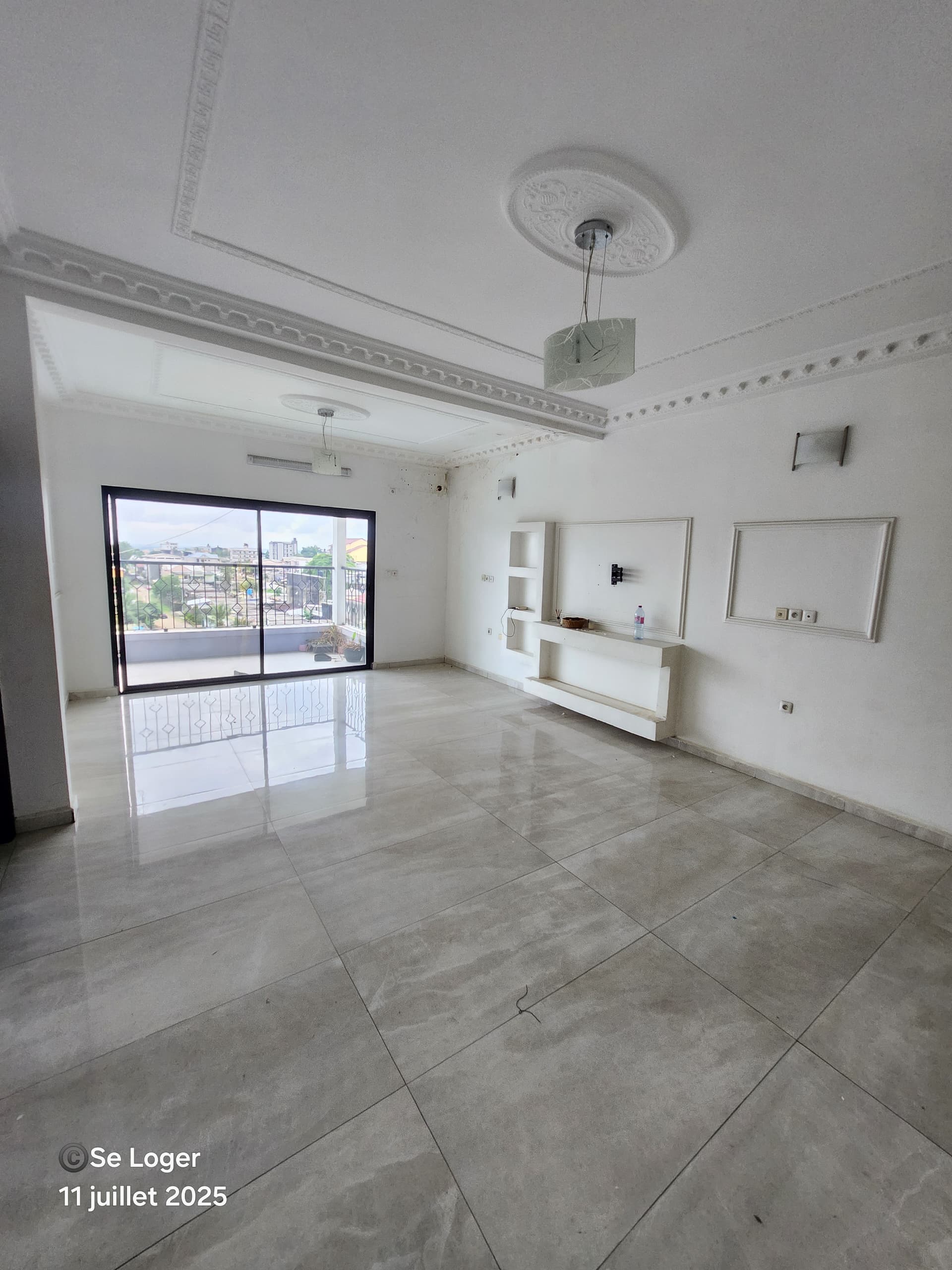 Apartment to rent - Douala, Kotto, En bordure de route - 1 living room(s), 2 bedroom(s), 2 bathroom(s) - 300 000 FCFA / month