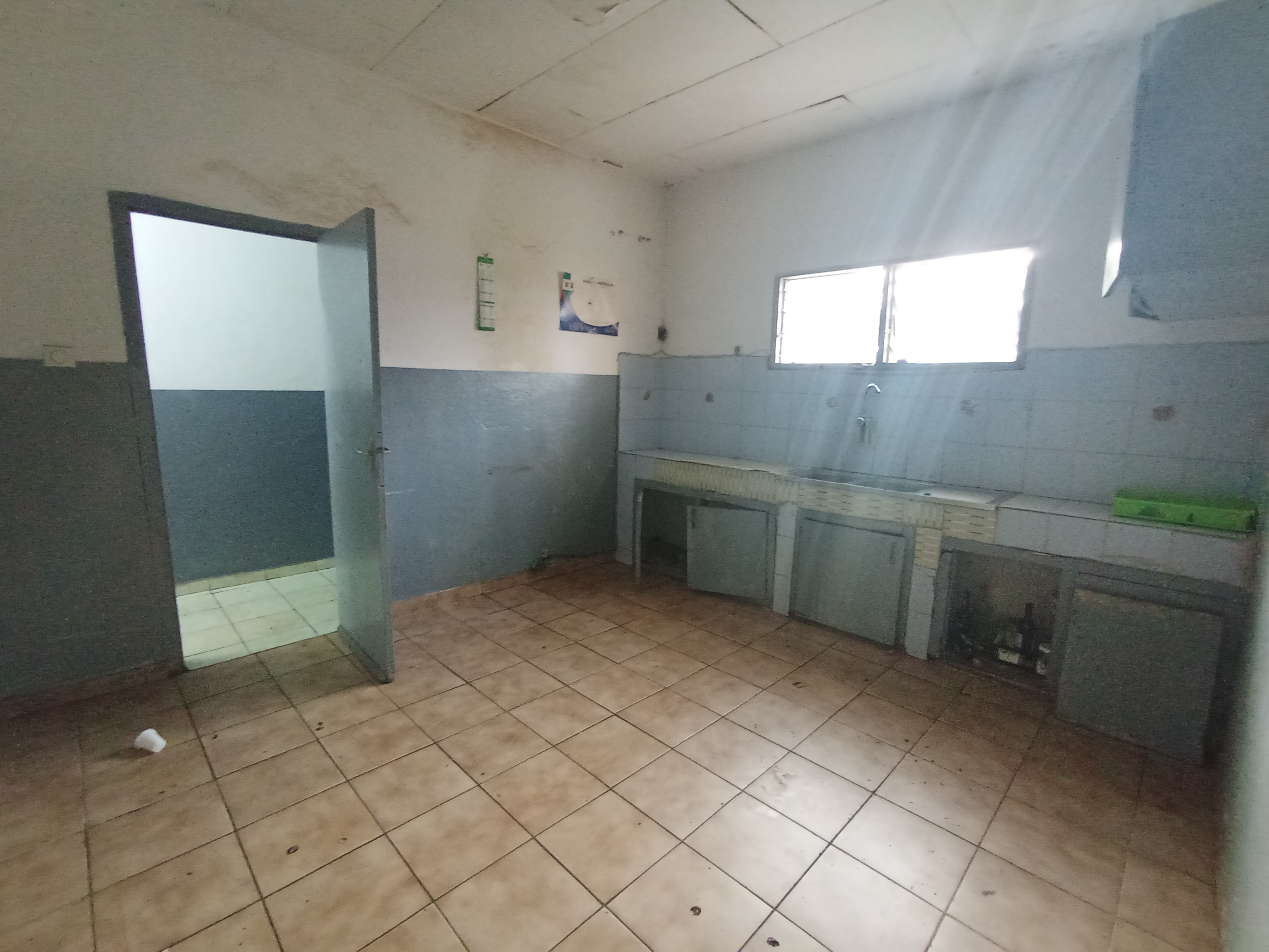House (Villa) to rent - Yaoundé, Bastos, Bastos centre - 1 living room(s), 4 bedroom(s), 3 bathroom(s) - 700 000 FCFA / month
