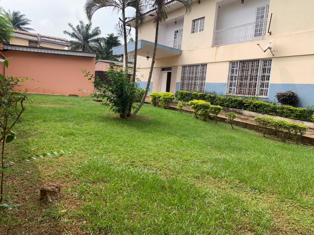 Maison (Duplex) à louer - Yaoundé, Bastos, Bastos à HABITATION ou BUREAU - 4 salon(s), 10 chambre(s), 10 salle(s) de bains - 3 000 000 FCFA / mois