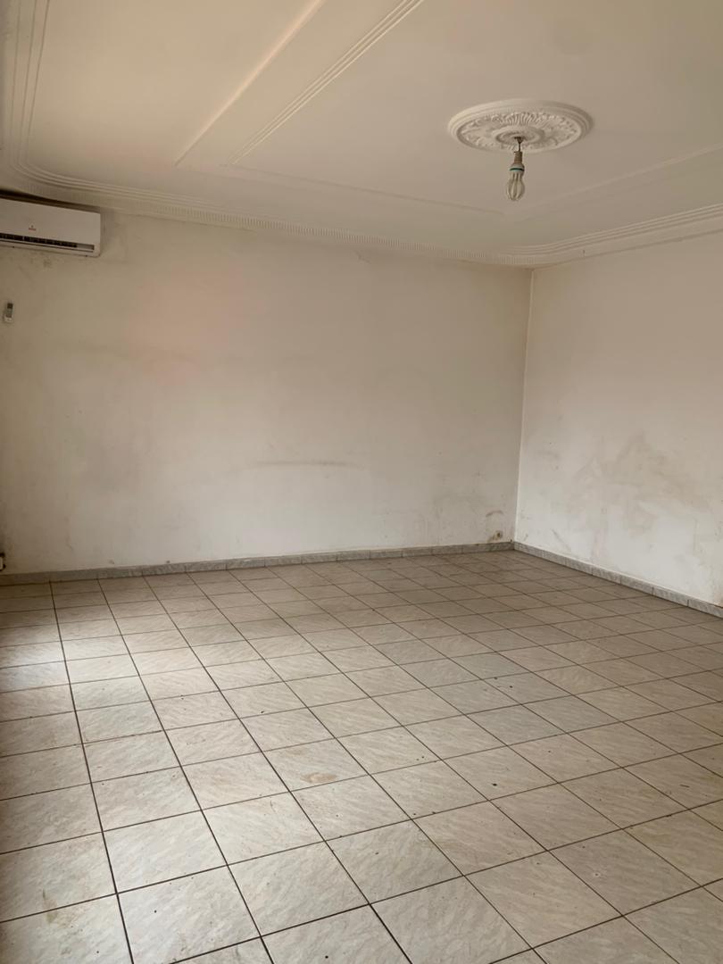 Maison (Duplex) à louer - Yaoundé, Bastos, Bastos à HABITATION ou BUREAU - 4 salon(s), 10 chambre(s), 10 salle(s) de bains - 3 000 000 FCFA / mois