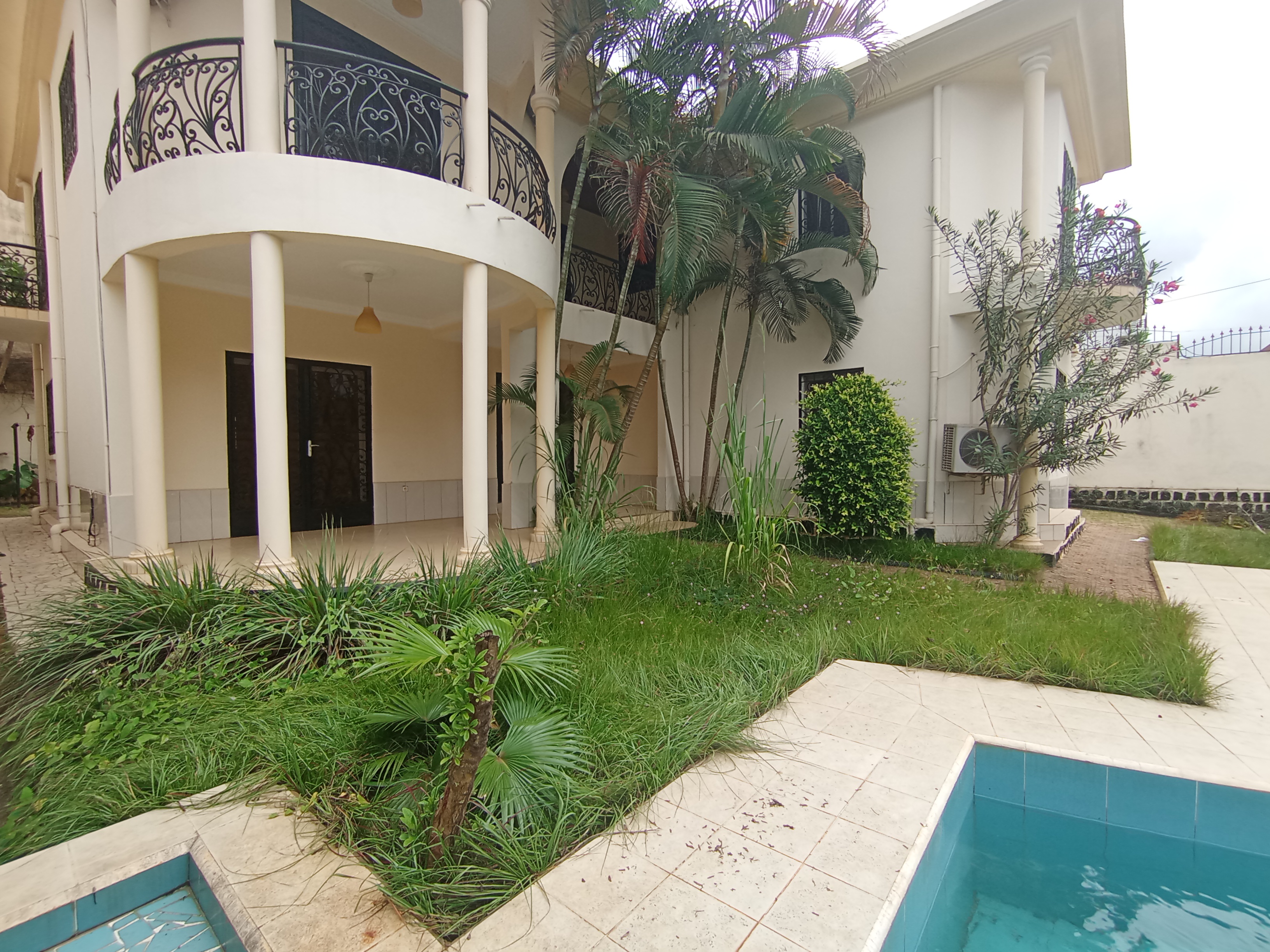 House (Duplex) to rent - Yaoundé, Bastos, GOLF - 2 living room(s), 5 bedroom(s), 4 bathroom(s) - 2 500 000 FCFA / month