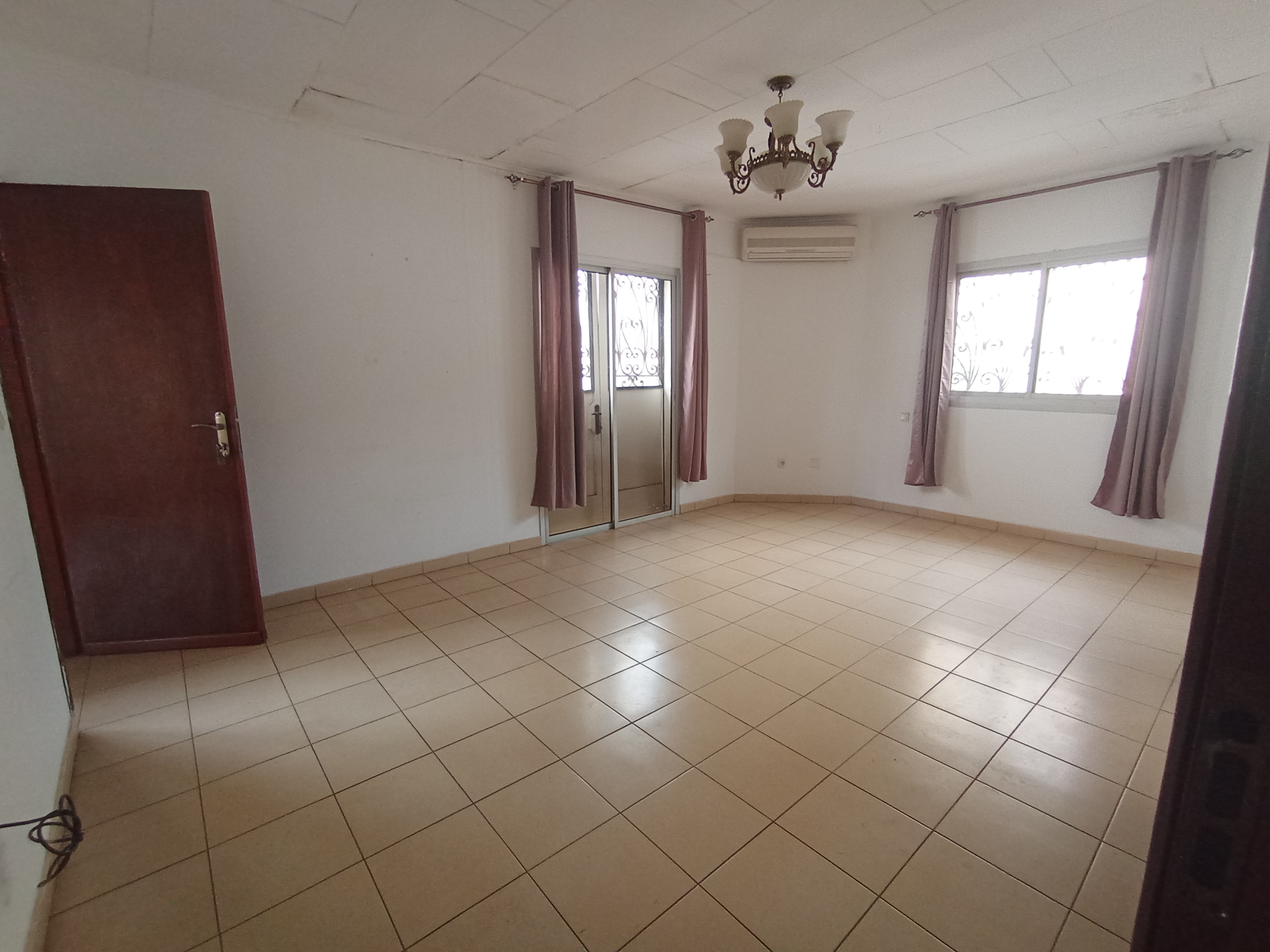 House (Duplex) to rent - Yaoundé, Bastos, GOLF - 2 living room(s), 5 bedroom(s), 4 bathroom(s) - 2 500 000 FCFA / month