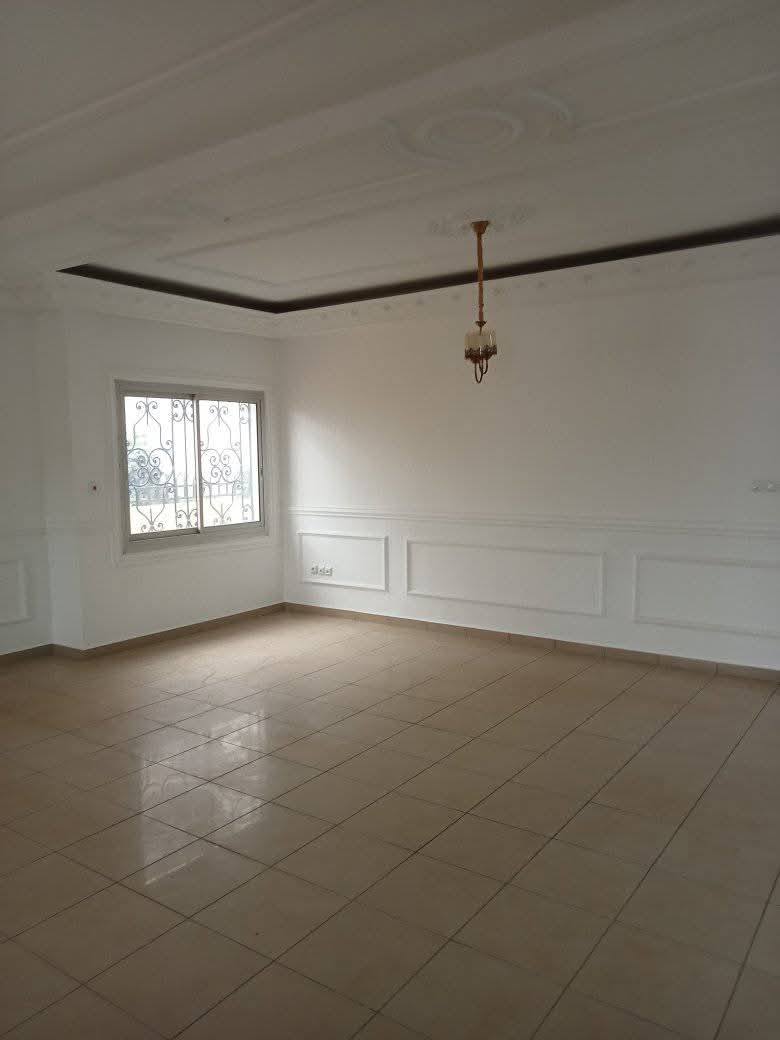 House (Duplex) to rent - Yaoundé, Bastos, bastos - 2 living room(s), 5 bedroom(s), 5 bathroom(s) - 3 500 000 FCFA / month