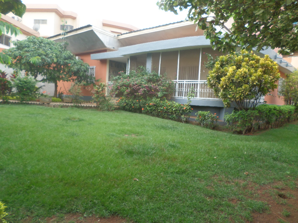 House (Villa) to rent - Yaoundé, Bastos, Bastos - 1 living room(s), 4 bedroom(s), 3 bathroom(s) - 1 000 000 FCFA / month