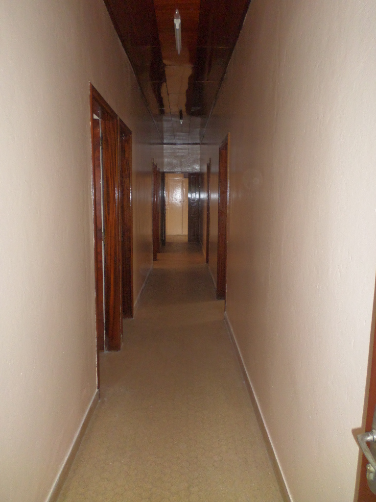 Bureau à louer à Yaoundé, Bastos, Bastos - 500 m2 - 1 000 000 FCFA