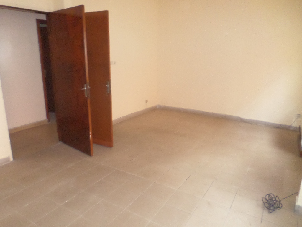 Bureau à louer à Yaoundé, Bastos, Bastos - 500 m2 - 1 000 000 FCFA