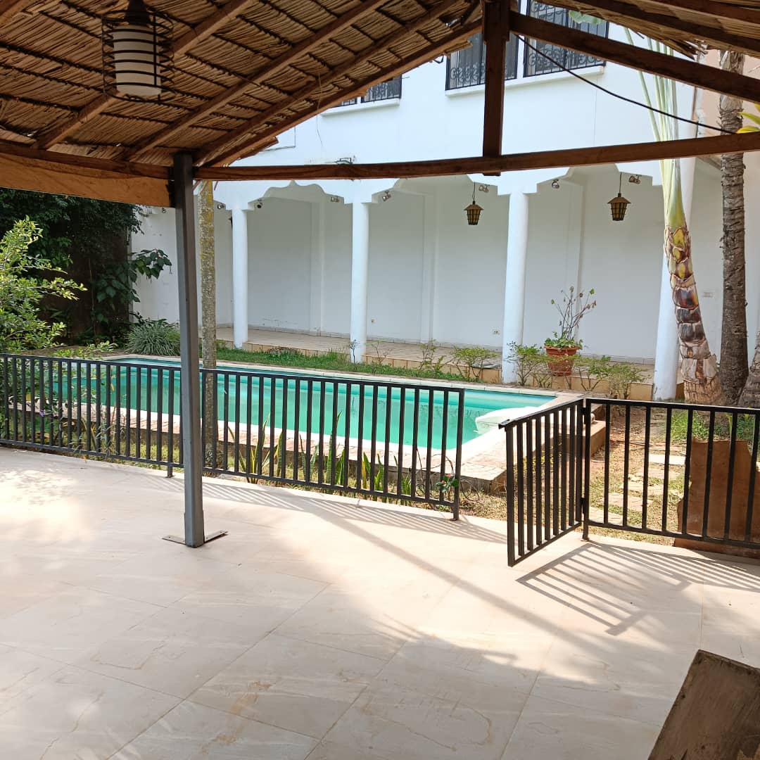 House (Villa) to rent - Yaoundé, Bastos, Bastos - 2 living room(s), 4 bedroom(s), 5 bathroom(s) - 2 000 000 FCFA / month