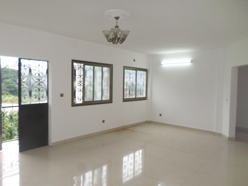 Apartment to rent - Yaoundé, Bastos, Golf - 1 living room(s), 2 bedroom(s), 3 bathroom(s) - 550 000 FCFA / month