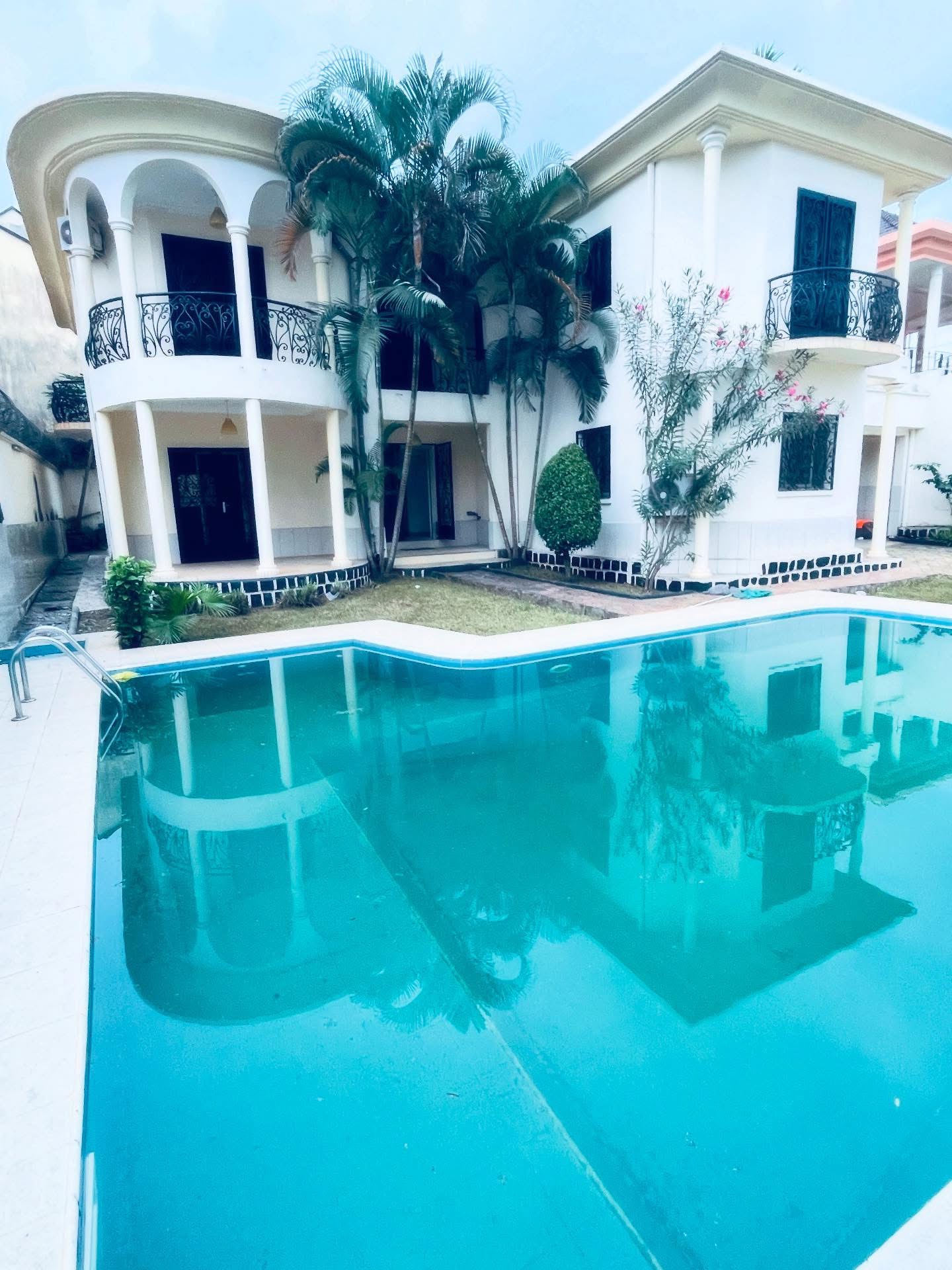 House (Villa) to rent - Yaoundé, Bastos, Golf - 1 living room(s), 4 bedroom(s), 3 bathroom(s) - 2 200 000 FCFA / month