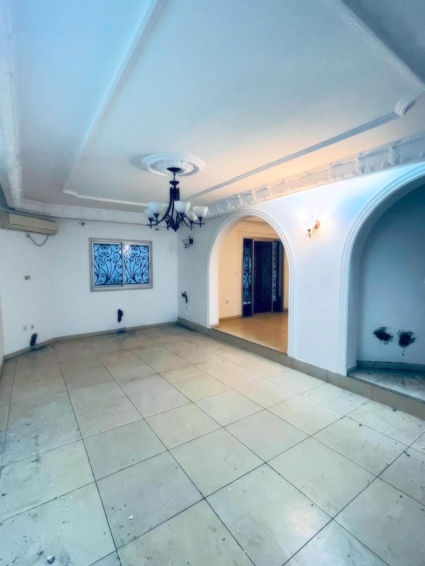 Maison (Villa) à louer - Yaoundé, Bastos, Golf - 1 salon(s), 4 chambre(s), 3 salle(s) de bains - 2 200 000 FCFA / mois