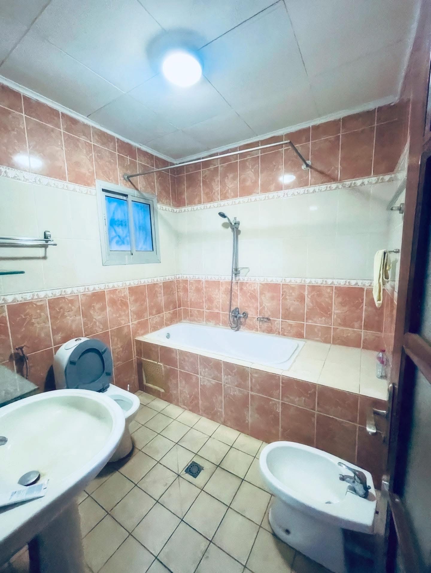 Maison (Villa) à louer - Yaoundé, Bastos, Golf - 1 salon(s), 4 chambre(s), 3 salle(s) de bains - 2 200 000 FCFA / mois