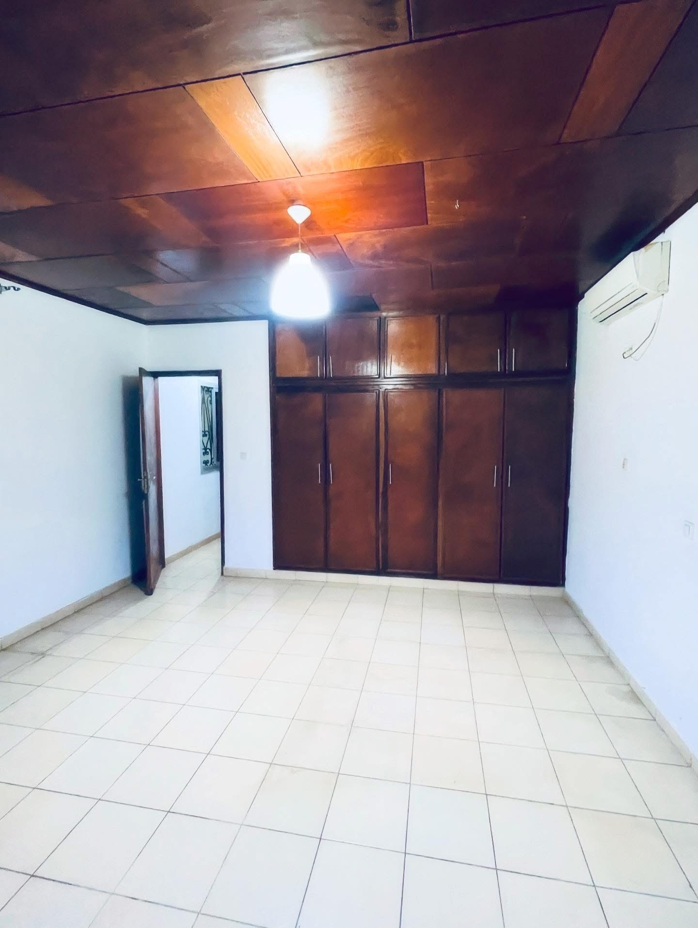 Maison (Villa) à louer - Yaoundé, Bastos, Golf - 1 salon(s), 4 chambre(s), 3 salle(s) de bains - 2 200 000 FCFA / mois