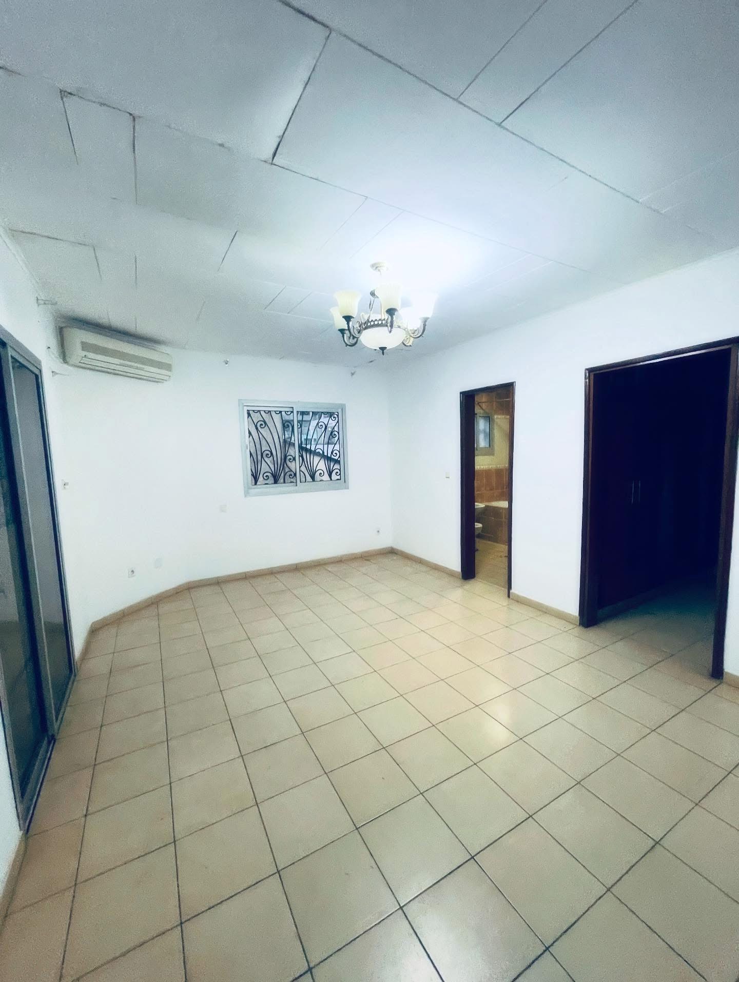 Maison (Villa) à louer - Yaoundé, Bastos, Golf - 1 salon(s), 4 chambre(s), 3 salle(s) de bains - 2 200 000 FCFA / mois