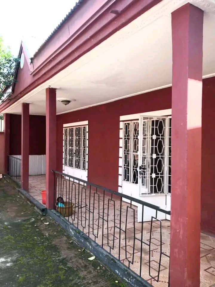 House (Villa) to rent - Yaoundé, Mfandena, omnisport - 1 living room(s), 4 bedroom(s), 3 bathroom(s) - 600 000 FCFA / month
