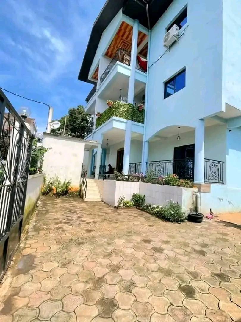 Appartement à louer - Yaoundé, Santa Barbara, santa babara - 1 salon(s), 3 chambre(s), 2 salle(s) de bains - 270 000 FCFA / mois